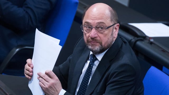 Sorgenvolles Gesicht: SPD-Chef Martin Schulz verfolgt die Plenarsitzung des Bundestages.
