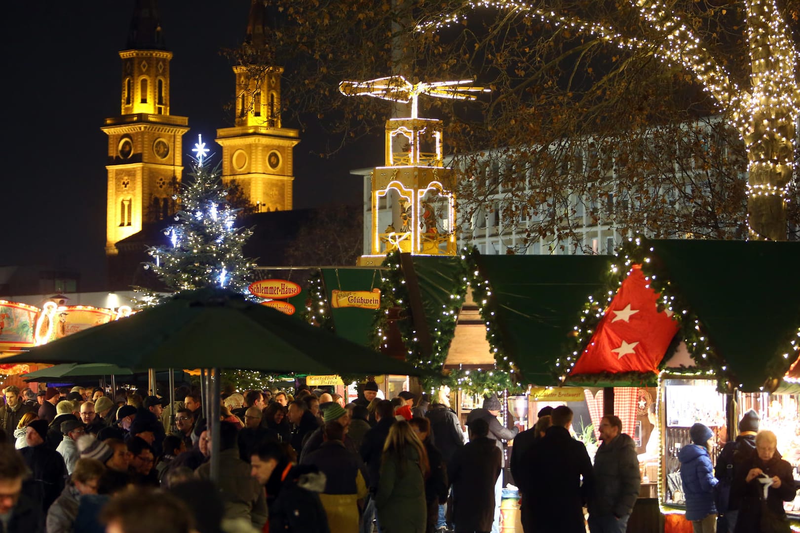 Weihnachtsmarkt Ludwigshafen 2016: Ein damals zwölfjähriger Junge soll hier versucht haben, eine Bombe zu zünden. Nun soll ein Bekennervideo aufgetaucht sein.