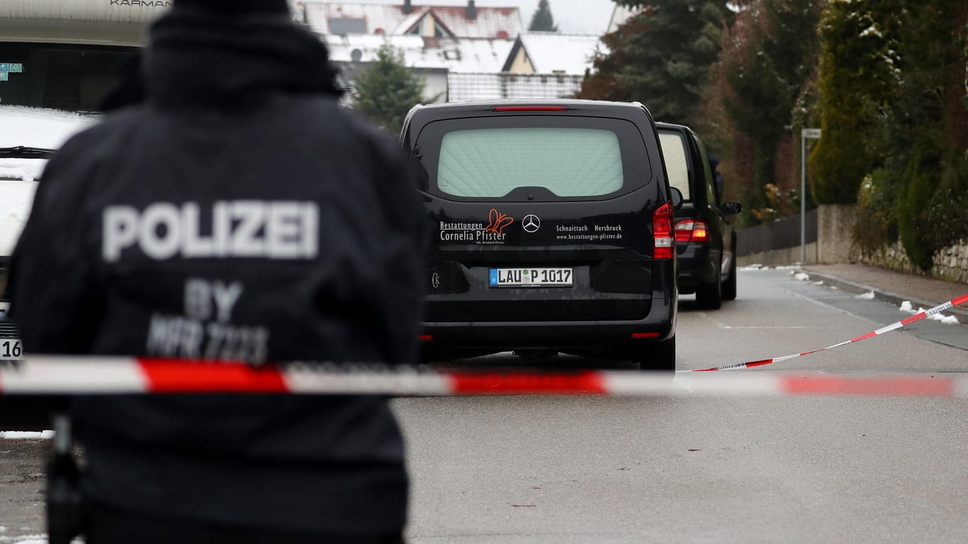 Zwei Bestattungswagen stehen in Schnaittach (Bayern) vor dem Anwesen des seit Mitte Dezember 2017 vermissten Ehepaars: Nach dem Verschwinden des Ehepaars hat die Polizei den Sohn des Paars sowie dessen Ehefrau festgenommen.