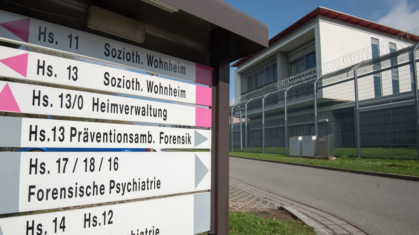 Die forensische Psychiatrie am Bezirksklinikum Ansbach: Hier ist am 6. Januar ein 47-jähriger Krimineller ausgebrochen.