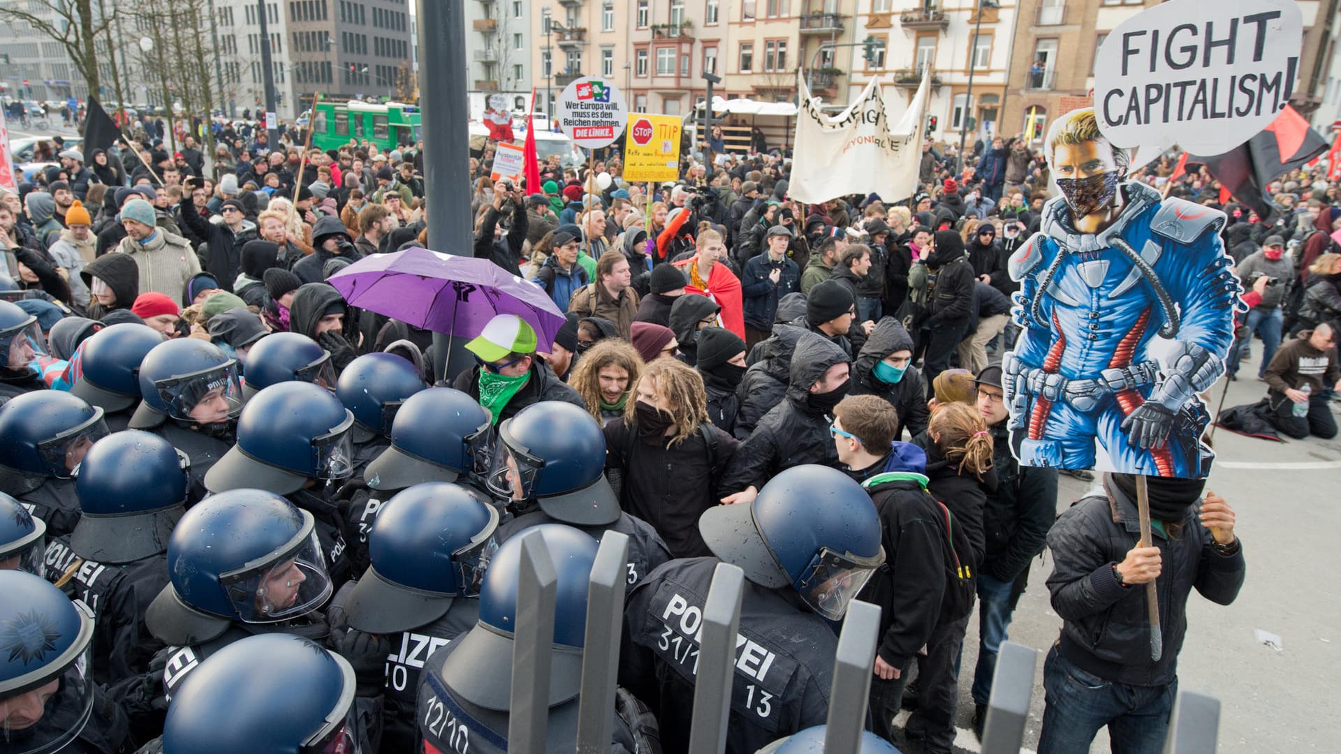 Teilnehmer einer "Blockupy"-Demonstration in Frankfurt am Main: Ändert sich nichts, könnte es künftig vermehrt Proteste geben. Teilnehmer einer "Blockupy"-Demonstration in Frankfurt am Main: Ändert sich nichts, könnte es künftig vermehrt Proteste geben.