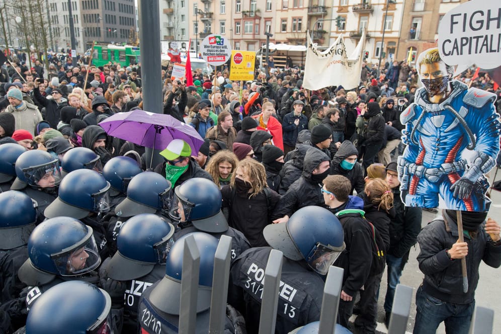 Teilnehmer einer "Blockupy"-Demonstration in Frankfurt am Main: Ändert sich nichts, könnte es künftig vermehrt Proteste geben.