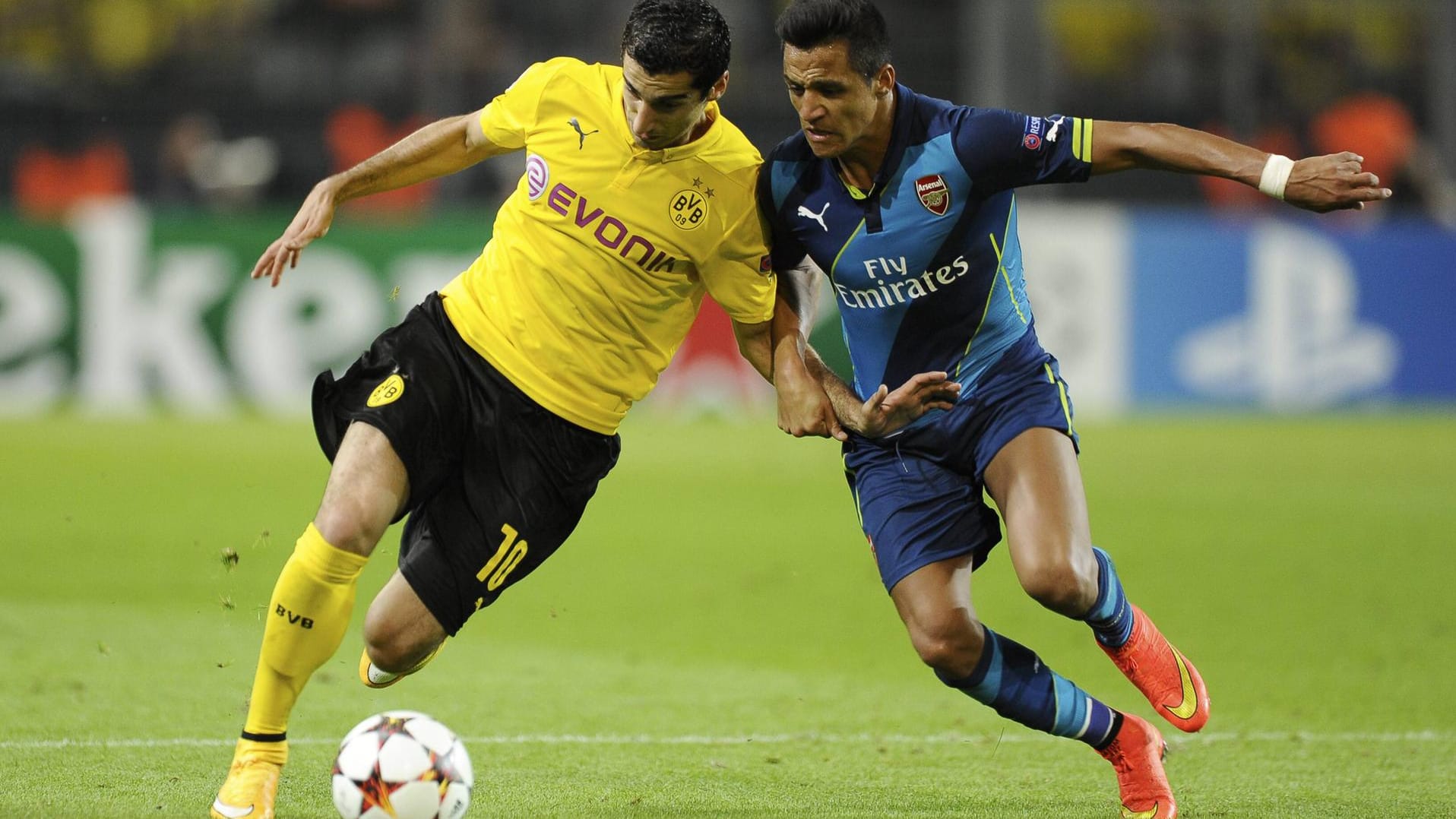 Im BVB-Trikot: Henrikh Mkhitaryan (l.) traf in der Champions-League-Saison 2014/15 damals noch mit Borussia Dortmund auf Alexis Sanchez' im Trikot des FC Arsenal.