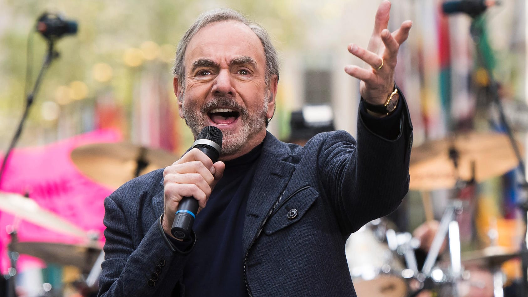 Neil Diamond sagt seine Tour aufgrund der Parkinsondiagnose ab, doch sein Leben dreht sich weiter um die Musik. Neil Diamond sagt seine Tour aufgrund der Parkinsondiagnose ab, doch sein Leben dreht sich weiter um die Musik.