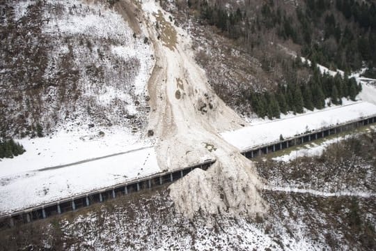 Eine Lawine ist bei Gurtnellen im Kanton Uri über eine Galerie der Autobahn gerutscht.