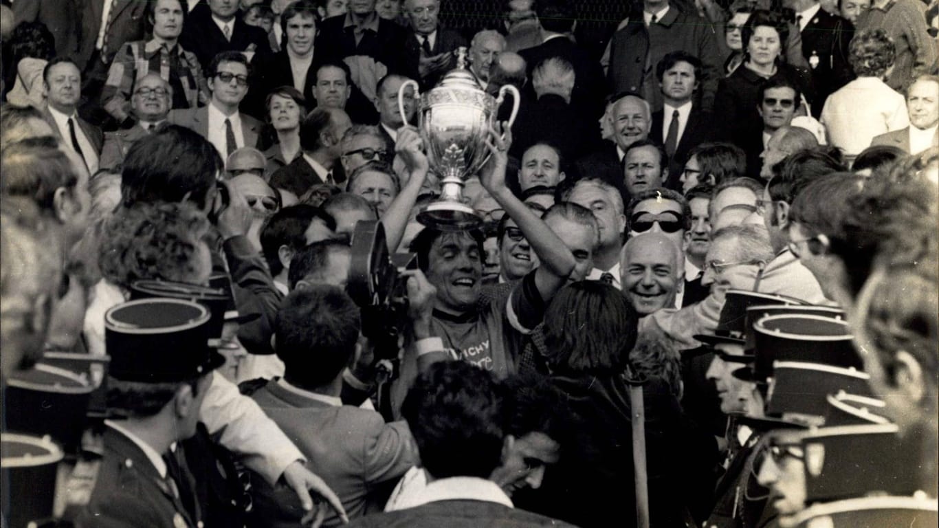 Stade Rennes feiert den Pokalsieg 1971: Die Trophäe ist seit einigen Jahren verschwunden.