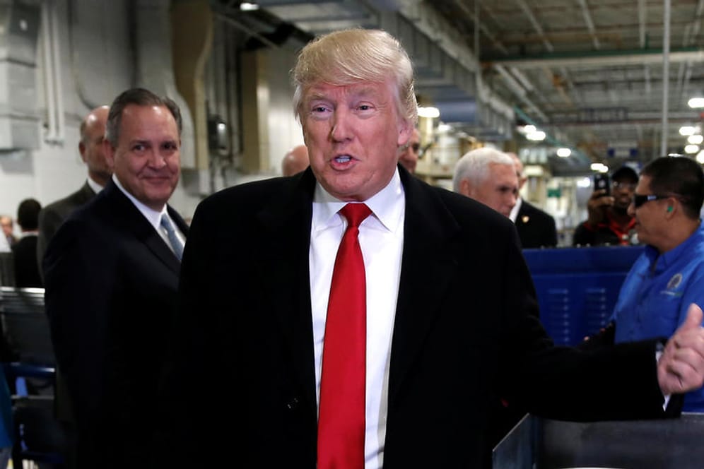 Donald Trump besucht eine Fabrik in Indianapolis: Mit hohen Einfuhrzöllen will der US-Präsident die amerikanische Industrie schützen.