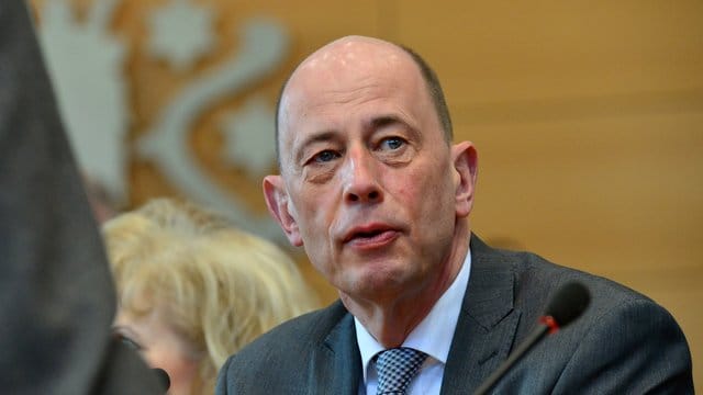 "Er hat noch nach der Wahl öffentlich versprochen, keinen Kabinettsposten unter Frau Merkel anzustreben", so Tiefensee.
