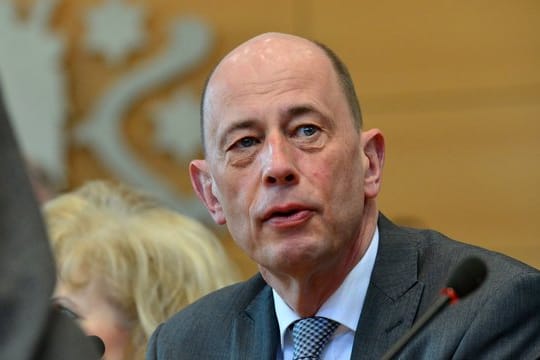 "Er hat noch nach der Wahl öffentlich versprochen, keinen Kabinettsposten unter Frau Merkel anzustreben", so Tiefensee.