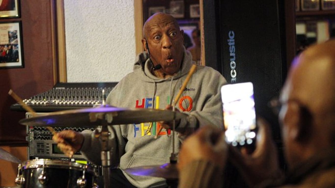 Bill Cosby präsentiert sein Comedy-Programm im LaRose Jazz Club in Philadelphia.