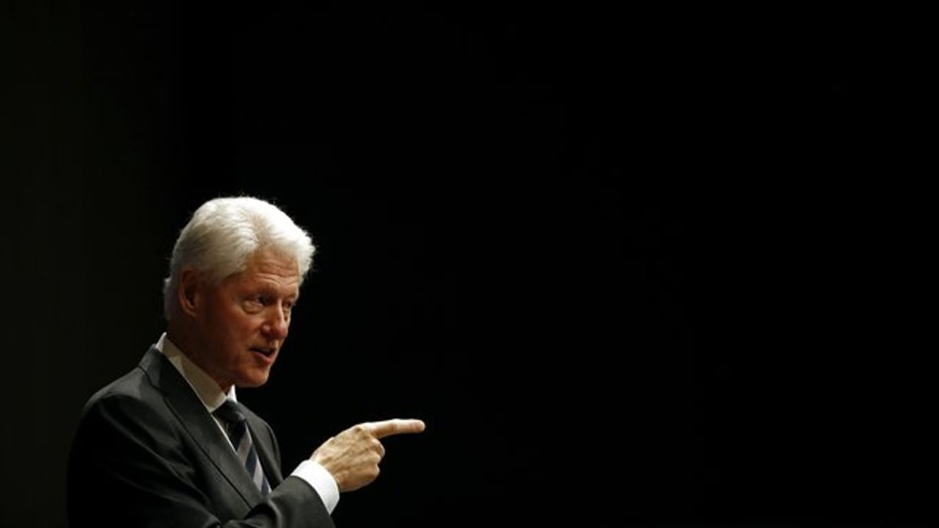 Bill Clinton hat zusammen mit James Patterson den Thriller "The President Is Missing" geschrieben.