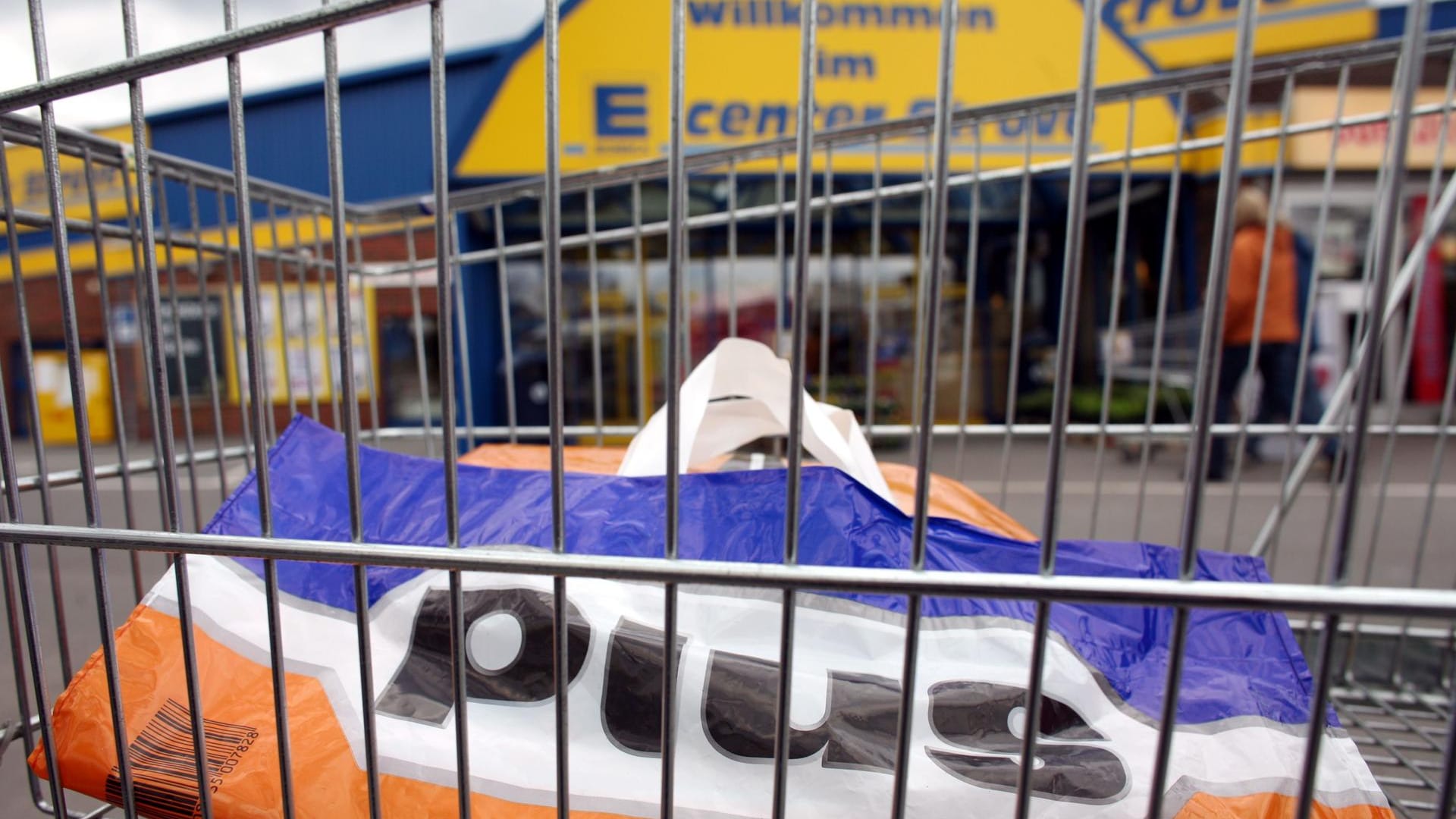 Eine Einkaufstasche des Lebensmitteldiscounter Plus vor einer Filiale der Supermarktkette Edeka: Bei den Preisverhandlungen im deutschen Lebensmittelhandel wird mit harten Bandagen gekämpft. Eine Einkaufstasche des Lebensmitteldiscounter Plus vor einer Filiale der Supermarktkette Edeka: Bei den Preisverhandlungen im deutschen Lebensmittelhandel wird mit harten Bandagen gekämpft.