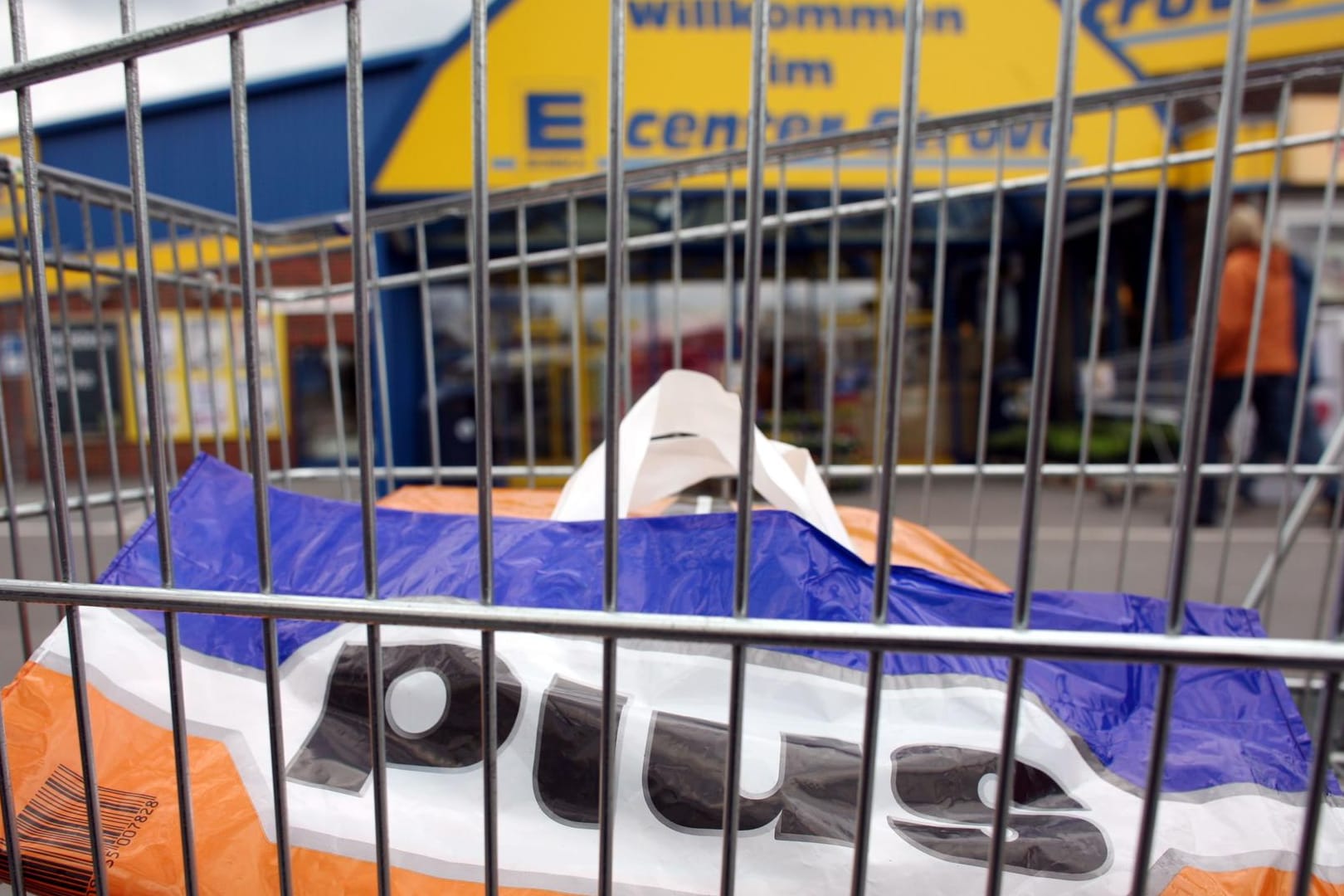 Eine Einkaufstasche des Lebensmitteldiscounter Plus vor einer Filiale der Supermarktkette Edeka: Bei den Preisverhandlungen im deutschen Lebensmittelhandel wird mit harten Bandagen gekämpft. Eine Einkaufstasche des Lebensmitteldiscounter Plus vor einer Filiale der Supermarktkette Edeka: Bei den Preisverhandlungen im deutschen Lebensmittelhandel wird mit harten Bandagen gekämpft.