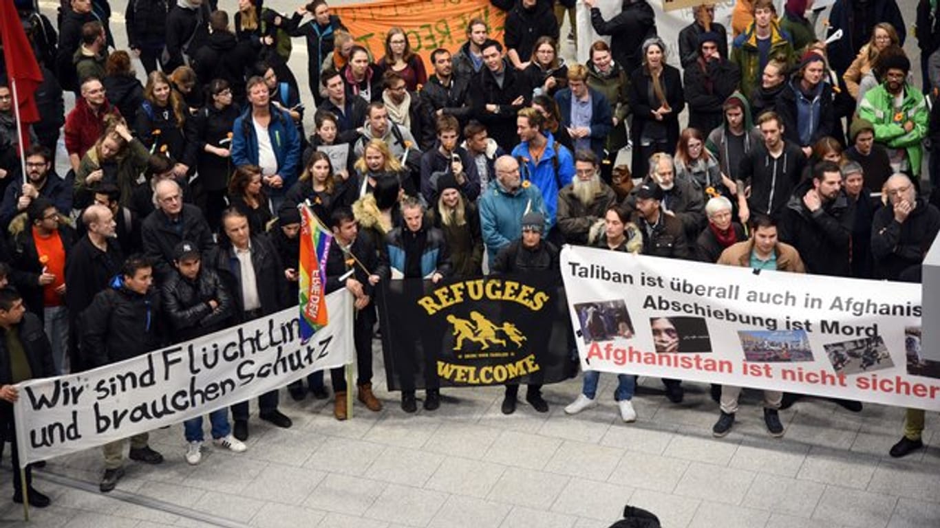 Auf dem Düsseldorfer Flughafen: Protestkundgebung der Flüchtlingsinitiativen gegen Sammelabschiebungen nach Afghanistan.