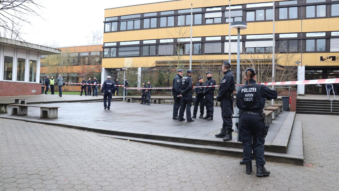 Polizisten vor der Käthe-Kollwitz-Gesamtschule in Lünen: Um einen Amoklauf handelt es sich nach Angaben des ermittelnden Staatsanwaltes nicht.