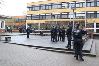 Polizisten vor der Käthe-Kollwitz-Gesamtschule in Lünen: Um einen Amoklauf handelt es sich nach Angaben des ermittelnden Staatsanwaltes nicht.