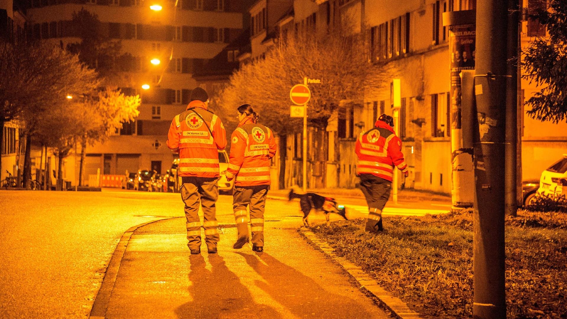 Such nach vermisstem Sechsjährigen: Helfer des Deutschen Roten Kreuzes unterstützen in der Nacht zum 23.01.2018 die Suche nach dem Jungen, der unterdessen gefunden wurde. Such nach vermisstem Sechsjährigen: Helfer des Deutschen Roten Kreuzes unterstützen in der Nacht zum 23.01.2018 die Suche nach dem Jungen, der unterdessen gefunden wurde.