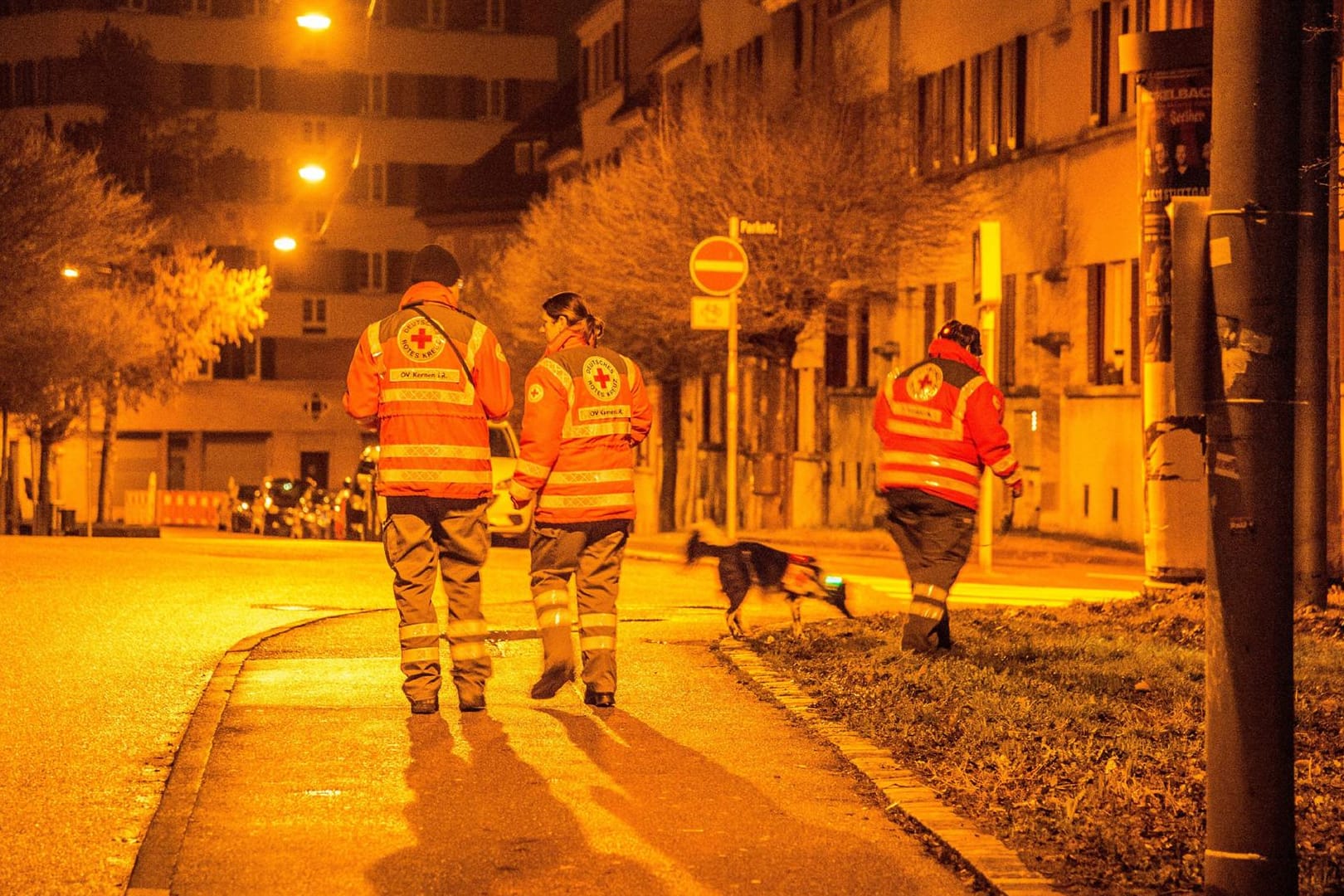 Such nach vermisstem Sechsjährigen: Helfer des Deutschen Roten Kreuzes unterstützen in der Nacht zum 23.01.2018 die Suche nach dem Jungen, der unterdessen gefunden wurde.