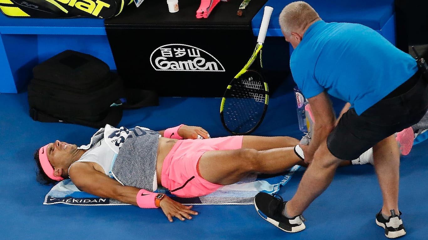 Rafael Nadal am Boden zerstört: Der Spanier konnte gegen Marin Cilic nicht mehr weitermachen.