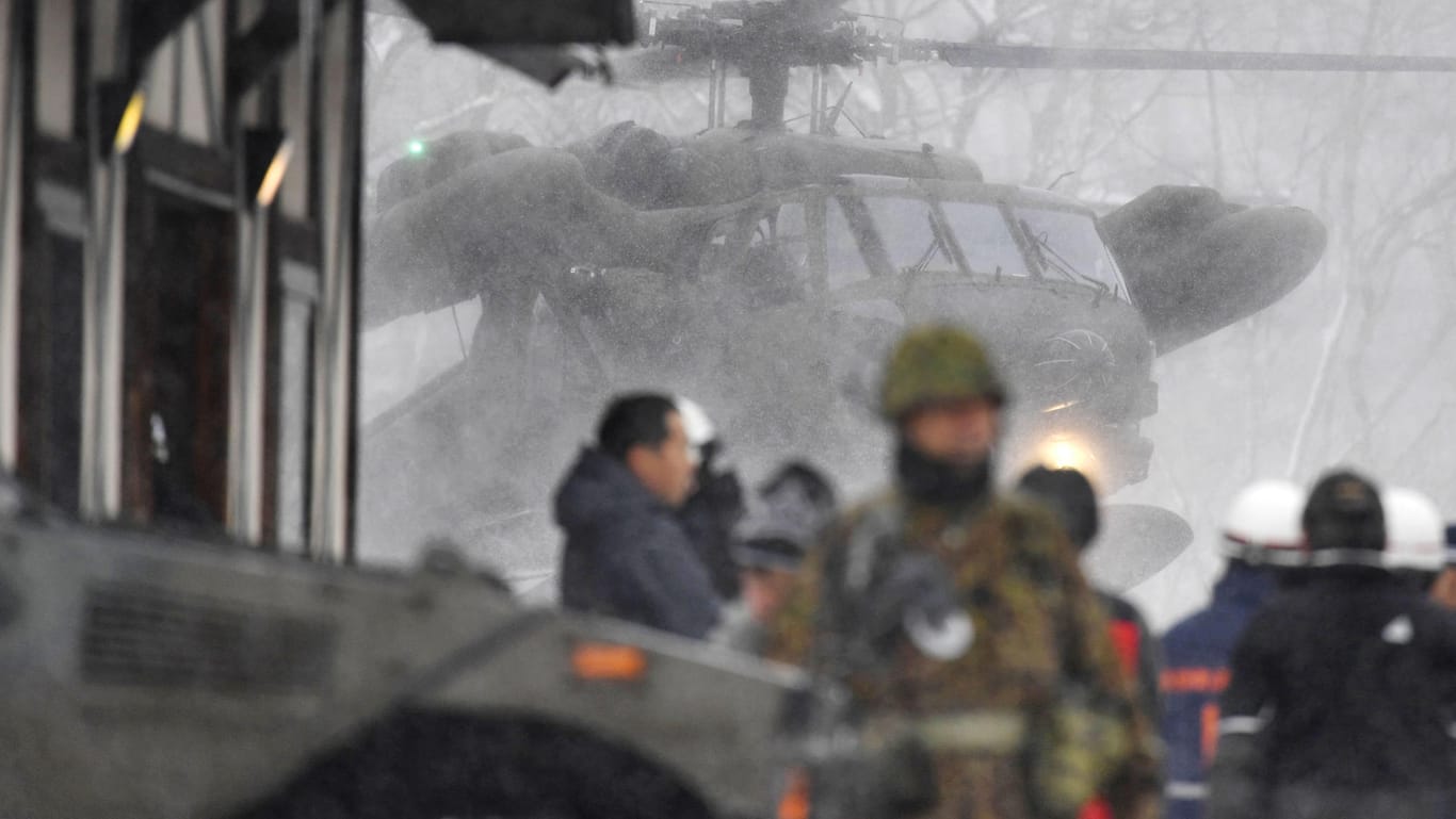 Ein Hubschrauber der japanischen Armee landet im Skigebiet: Nach dem Vulkanausbruch gab es mindestens ein Todesopfer.