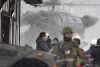 Ein Hubschrauber der japanischen Armee landet im Skigebiet: Nach dem Vulkanausbruch gab es mindestens ein Todesopfer.