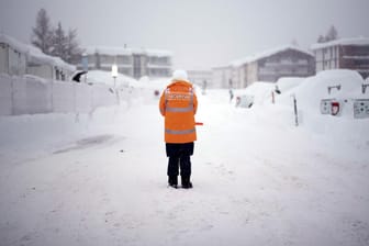 Wachmann in Davos. Wegen der Schneemassen haben Teilnehmer Schwierigkeiten, das Weltwirtschaftsforum zu erreichen.
