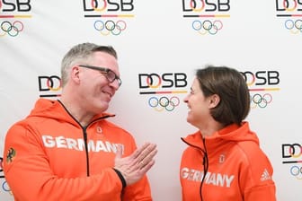Veronika Rücker (r), Vorstandsvorsitzende des Deutschen Olympischen Sportbunds (DOSB) und Delegationsleiterin in Pyeongchang, und Dirk Schimmelpfennig, Chef de Mission im Anschluss an die Nominierung.