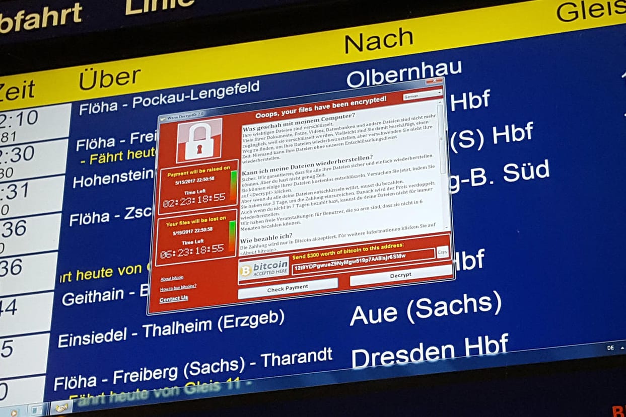 Anzeigetafel der Deutschen Bahn mit Nachricht der Hacker: Sind Bahn, Flugverkehr und Versorgungswerke genügend gesichert?