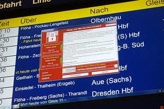 Anzeigetafel der Deutschen Bahn mit Nachricht der Hacker: Sind Bahn, Flugverkehr und Versorgungswerke genügend gesichert?