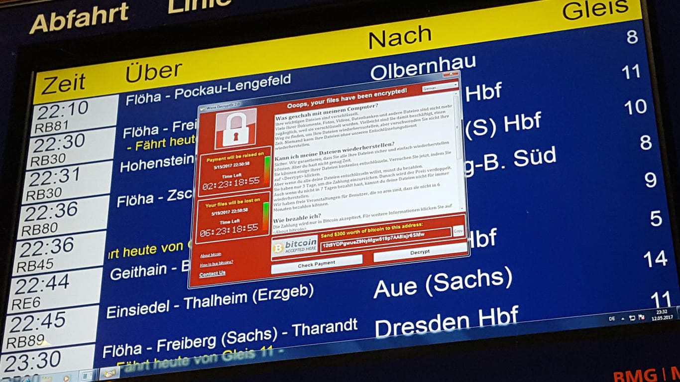 Anzeigetafel der Deutschen Bahn mit Nachricht der Hacker: Sind Bahn, Flugverkehr und Versorgungswerke genügend gesichert?