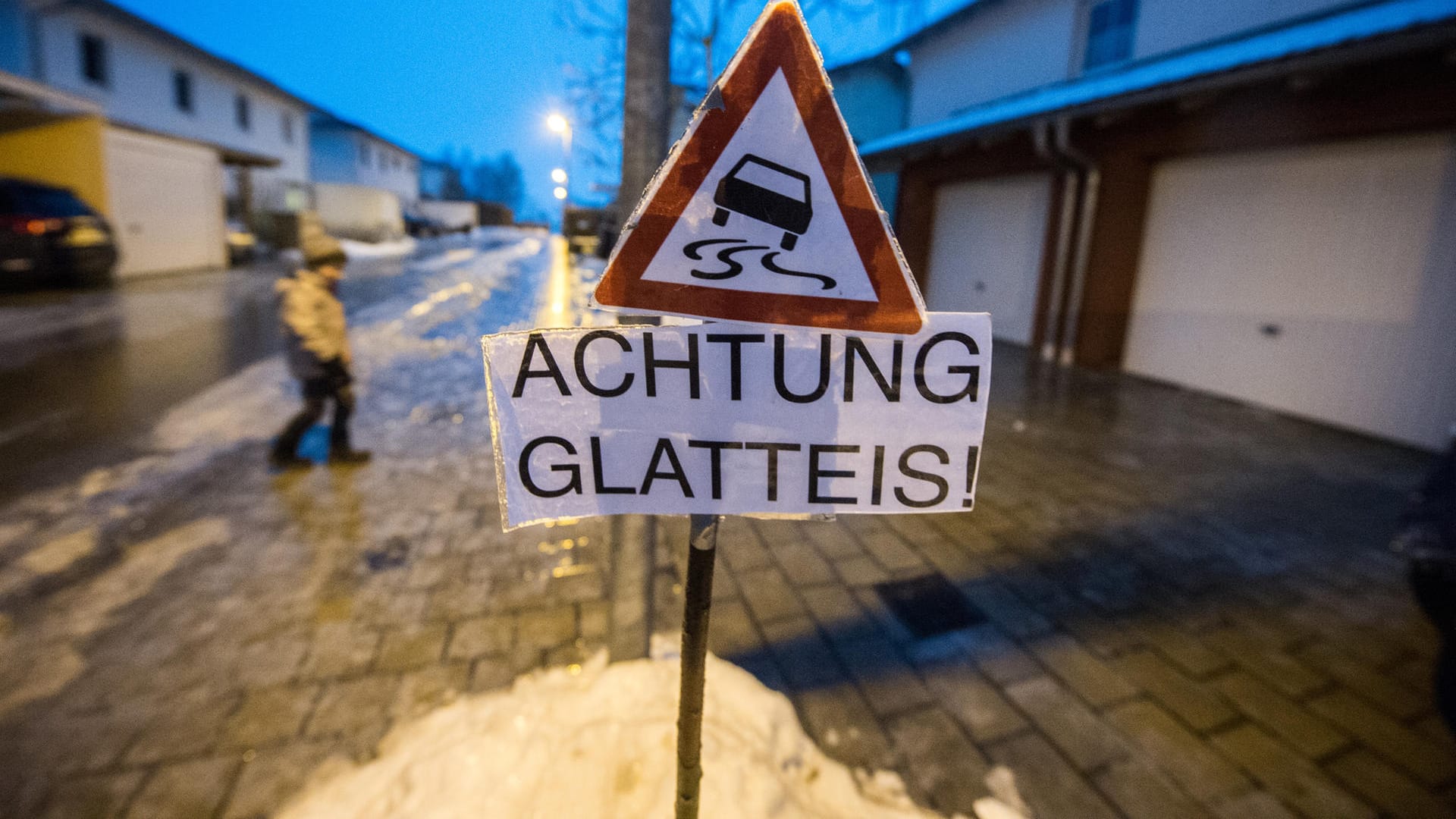 Glatteisgefahr: Im Winter müssen sich Fußgänger und Autofahrer auf glatte Straßen einstellen. Wer seinen regulären Arbeitsweg verlässt, riskiert seine Unfallversicherung.