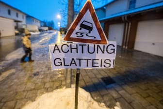 Glatteisgefahr: Im Winter müssen sich Fußgänger und Autofahrer auf glatte Straßen einstellen. Wer seinen regulären Arbeitsweg verlässt, riskiert seine Unfallversicherung.