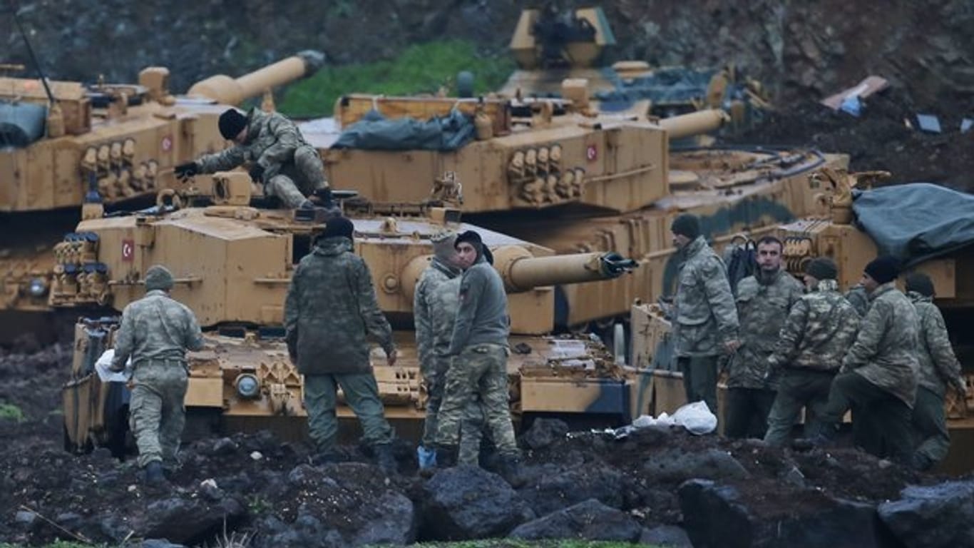 Türkische Soldaten machen in der Region Hatay nahe der syrischen Grenze ihre Panzer gefechtsbereit.