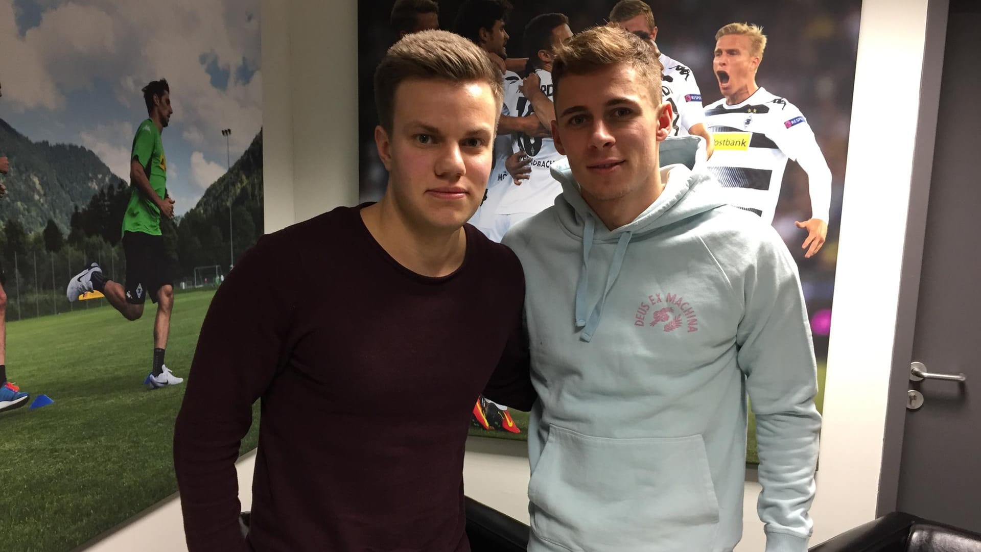 Thorgan Hazard (r.) traf t-online.de-Redakteur Benjamin Zurmühl zum Gespräch in Mönchengladbach.