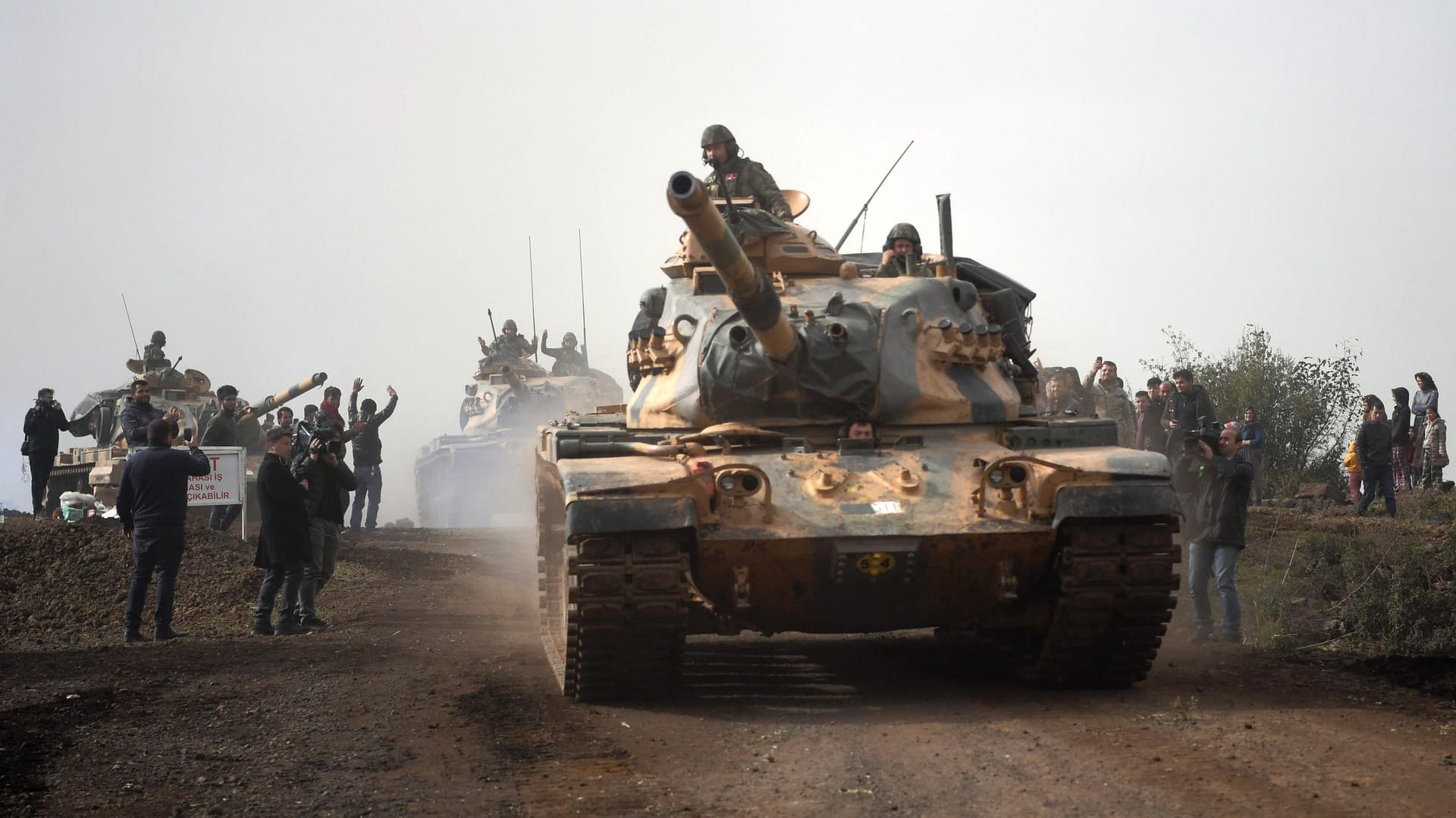 Türkische Panzer fahren in der Region Afrin (Syrien): Türkei bombardiert PKK-Stellung im Nordirak. Türkische Panzer fahren in der Region Afrin (Syrien): Türkei bombardiert PKK-Stellung im Nordirak.