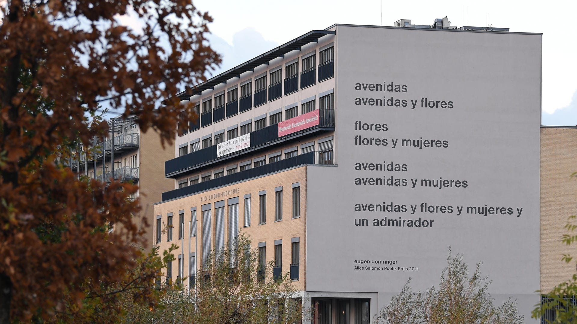 Die Fassade der Alice Salomon Hochschule in Berlin: Noch sind die umstrittenen Zeilen dort zu lesen.