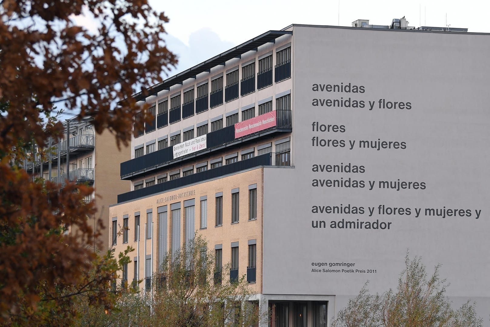 Die Fassade der Alice Salomon Hochschule in Berlin: Noch sind die umstrittenen Zeilen dort zu lesen.