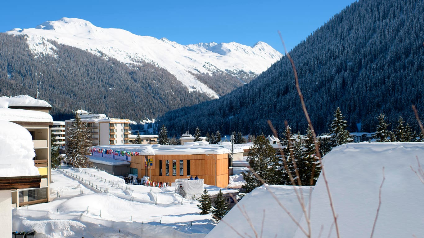 Ein Blick auf das Konferenzzentrum in Davos: Vier Tage lang werden mehr als 3000 Teilnehmer aus Wirtschaft, Politik und Zivilgesellschaft unter dem Motto "Für eine gemeinsame Zukunft in einer zerrütteten Welt" zusammenkommen.