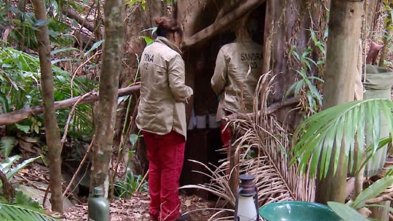 Was ist denn da los? Sandra Steffl und Tina York schauen bei der Dschungel-Toilette ganz genau hin.