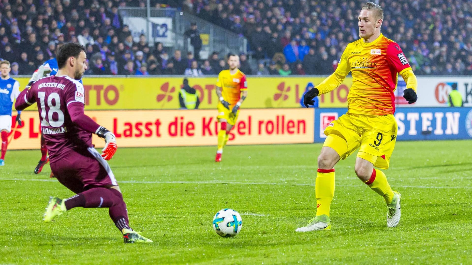 Den Ball im Blick: Unions Torschütze Sebastian Polter (r.) und Kiel-Keeper Kenneth Kronholm. Den Ball im Blick: Unions Torschütze Sebastian Polter (r.) und Kiel-Keeper Kenneth Kronholm.