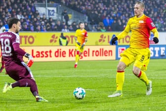 Den Ball im Blick: Unions Torschütze Sebastian Polter (r.) und Kiel-Keeper Kenneth Kronholm.
