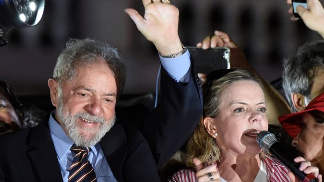 Ex-Präsident Luiz Inacio Lula da Silva grüßt seine Anhänger nach seiner Aussage im Korruptionsprozess, neben ihm Gleisi Hoffmann, Vorsitzende der linken Arbeiterpartei (PT).
