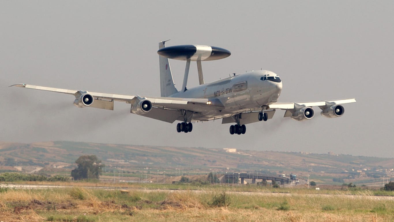 Ein Awacs-Aufklärungsflugzeug der Bundeswehr in Konya: Unterstützt der Einsatz den türkischen Krieg in Nordsyrien?