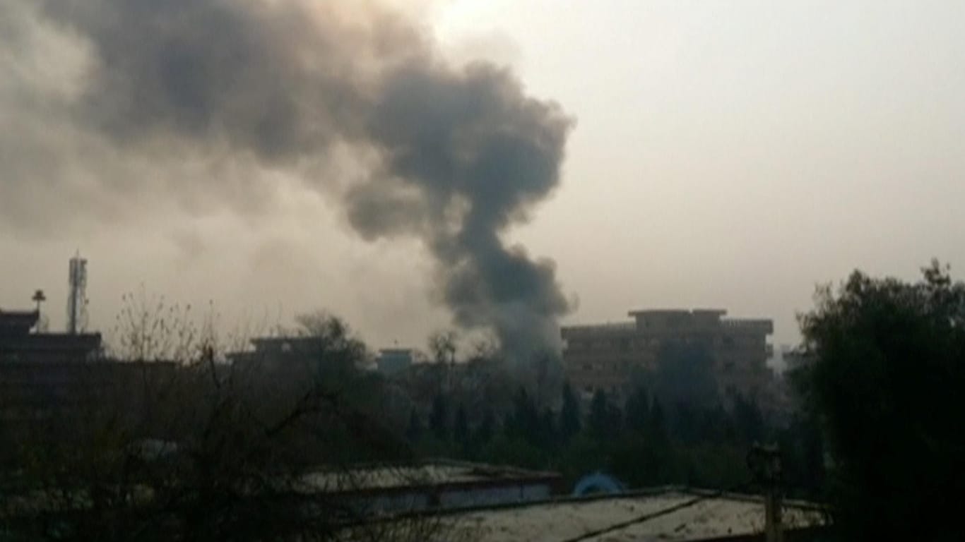 Rauch über dem Büro der Kinderhilfsorganisation: Unbekannte haben "Save the Children" in Afghanistan angegriffen.