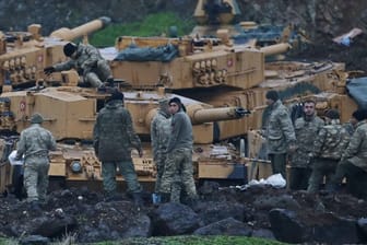Türkische Soldaten rüsten nahe der syrischen Grenze ihre Panzer aus.