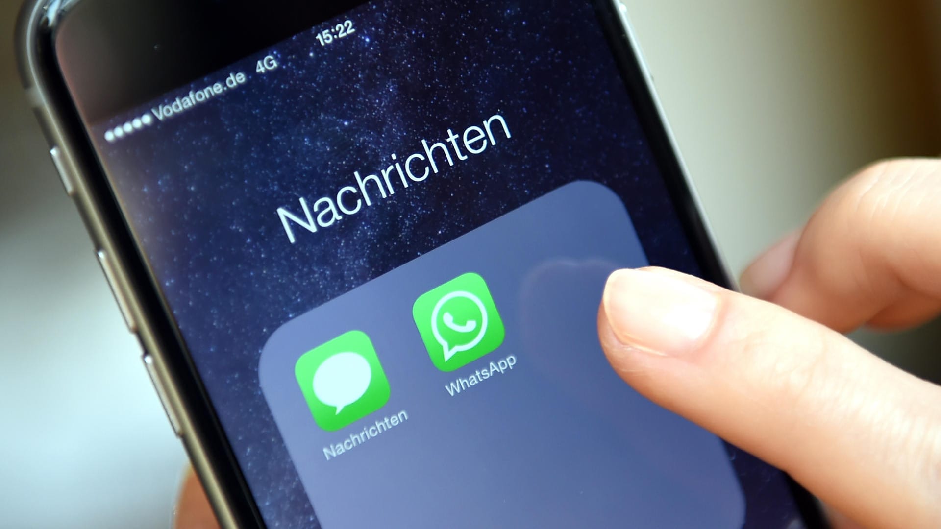 Nachrichten-App auf einem Smartphone: Deutsche Sicherheitsbehörden verschicken immer mehr "stille SMS", um verdächtige Personen zu orten.