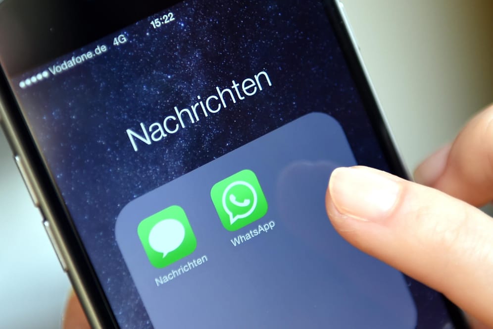 Nachrichten-App auf einem Smartphone: Deutsche Sicherheitsbehörden verschicken immer mehr "stille SMS", um verdächtige Personen zu orten.