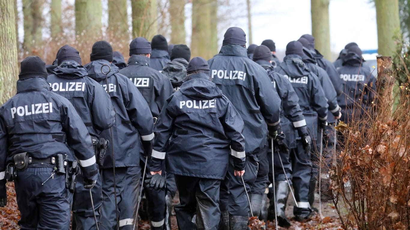 Eine Gruppe Polizisten: Die Personalvergrößerung bei der Bundespolizei verzögert sich vorerst. 1850 geplante Stellen sollen in diesem Jahr besetzt werden.
