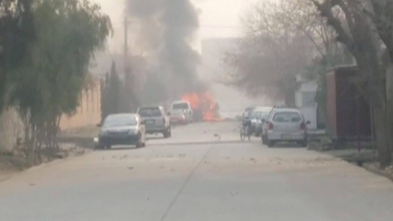Feuer vor dem "Save the Children"-Büro: Zunächst explodierte eine Autobombe, dann stürmten Bewaffnete das Gelände.