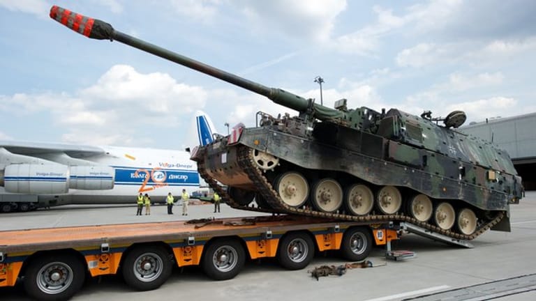 Eine Panzerhaubitze 2000 des deutschen Rüstungsunternehmens Krauss-Maffei Wegmann wird verladen.